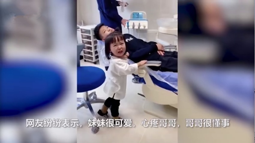 小宝|哥哥复查牙齿,妹妹担心哥哥受伤急得直跳脚火了,网友:太有爱了