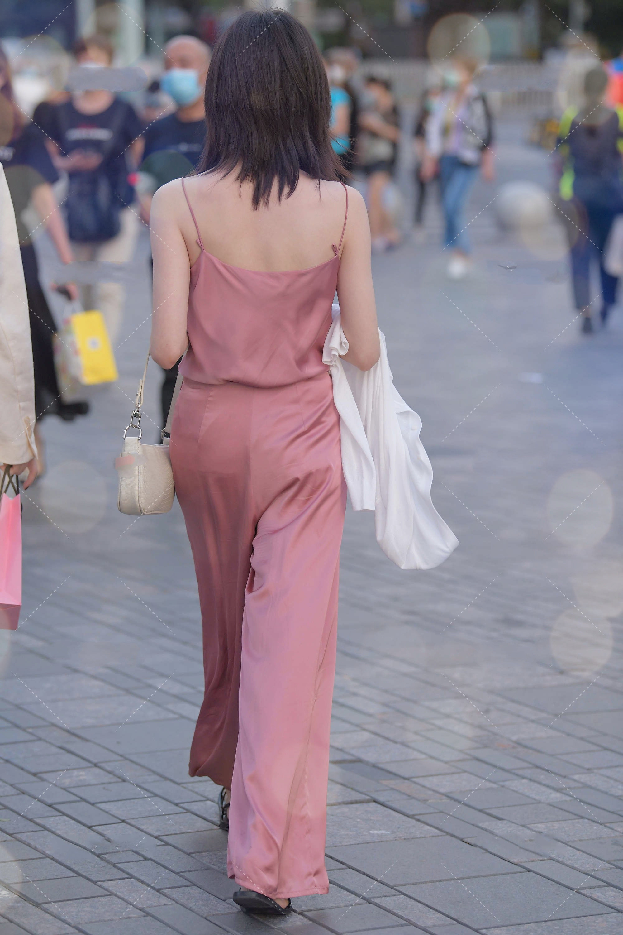 粉色真丝套装外搭白色针织衫,质感轻薄,高级优雅