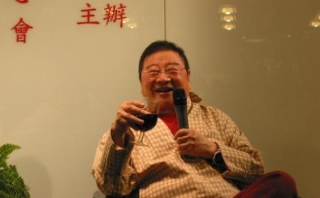 丁春秋&金庸去欧洲出差,倪匡代笔,于是《天龙八部》出现诸多诡异情节