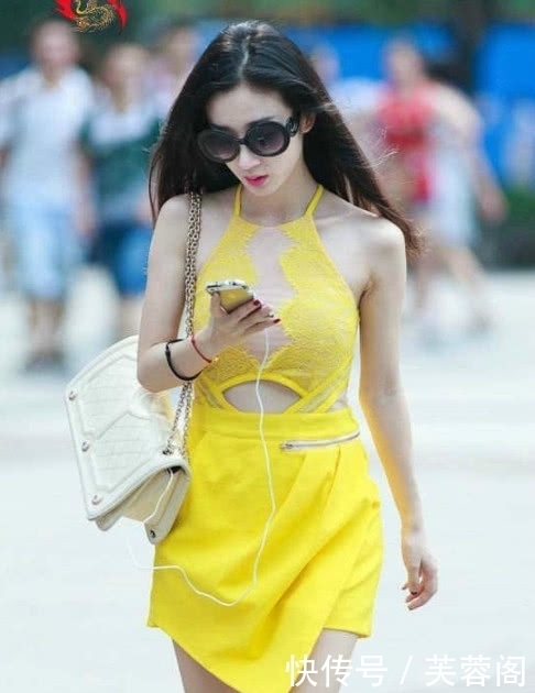 修身|街拍:打扮修身得体的小姐姐,身姿丰腴时尚穿着让人一见钟情!