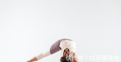 胸腔|一个瑜伽侧身伸展动作,让你的曲线更优美迷人,还能强化核心力