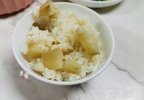  一家三口的午餐，简单家常菜，咸甜皆有，汤鲜菜也香，超赞