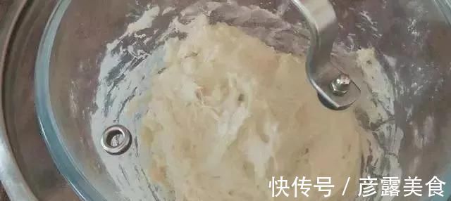 早餐饼的新吃法，不揉面不擀面，筷子一搅，比包子油条好吃，真香
