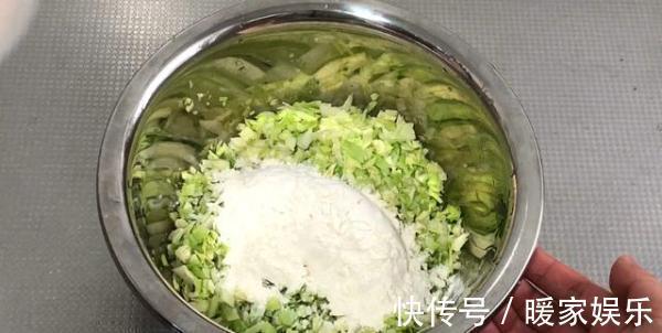 美味|包菜不要炒着吃了,加3个鸡蛋这样做,全家人都爱吃,营养美味!