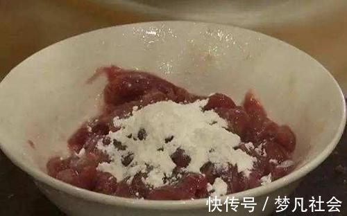给肉片“上浆”, 用蛋清还是淀粉 我总是弄错, 难怪会“脱浆”