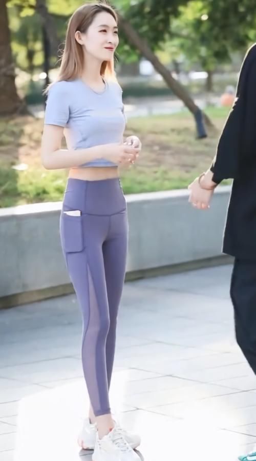 穿成|小姐姐是第一个将瑜伽裤穿成“铅笔裤”的人,意外显腿长