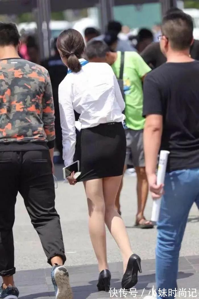 衬衫 时尚街拍:黑色包臀裙+白衬衫,职场范儿十足