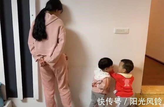 粑粑|“没地位宝妈”带娃罚站火了,萌娃粑粑,我妈就是这样撩仔的