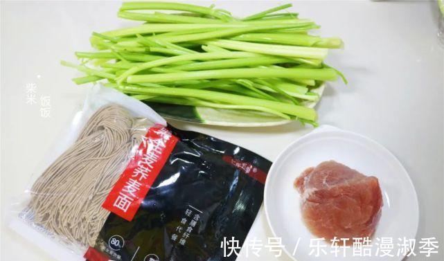 家常|夏季晚餐不用愁,这样做简单又省事,低脂还饱腹,我家常做