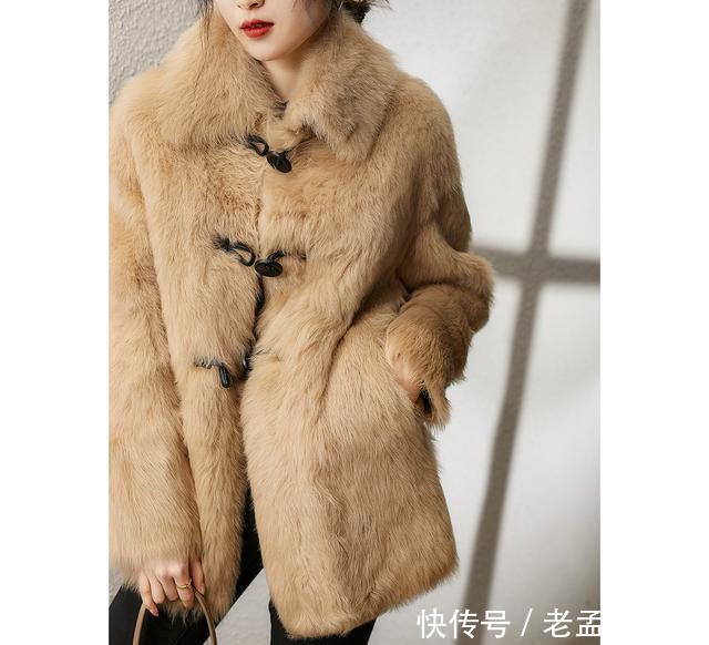 果然, 冬季穿皮草就是气质轻奢, 怎么搭配都是妥妥的时尚女达人