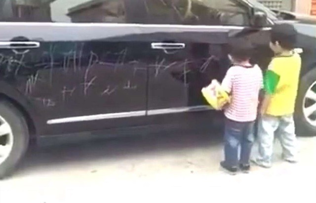 不懂事|熊孩子放火烧毁5辆车，车主要求赔偿，家长：算了吧，孩子不懂事