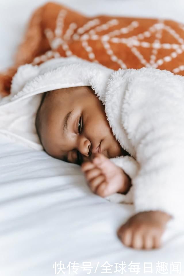 镜报|妈妈家中突然早产，9岁的女孩成功接生了她的小妹妹