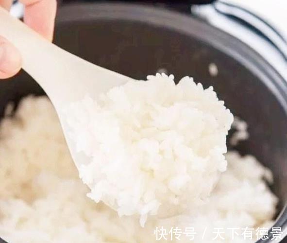 大部分|煮米饭用冷水还是热水?大部分人都放错了,难怪米饭不香,不软糯