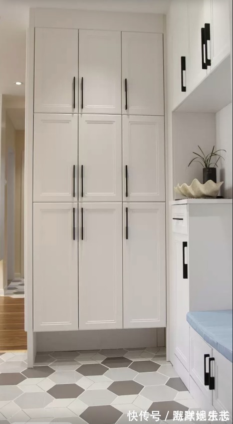 电视机|进屋没有玄关别乱装,门口做个小改造,空间布局更合理,功能倍增