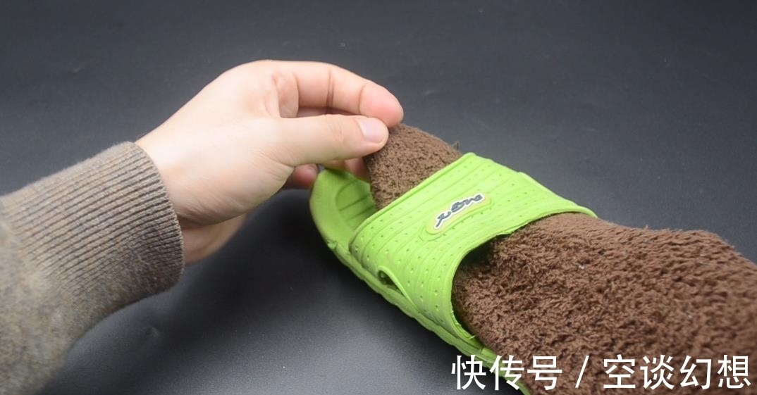 袜子有破洞别急着扔，把袜子套在拖鞋上有大作用，看完长见识了