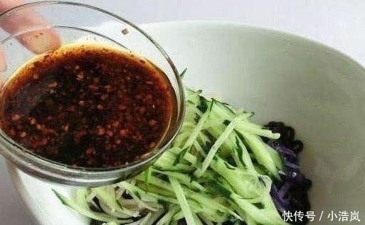 大厨教你一个万能“凉拌汁”,牢记关键的“这一步”,拌啥都好吃