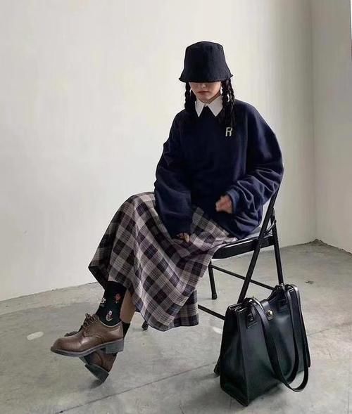 早春不建议单穿卫衣，换个穿法会更美更时髦，值得借鉴