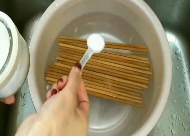 洗完筷子，头朝上放还是朝下放？很多人还蒙在鼓里…