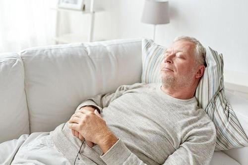 长期散步对身体好吗？医生建议：50岁之后，常做这3件事或更好
