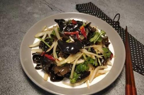 木耳和它是绝配,成本不到5块钱,吃一次相当于给肠道做个大扫除