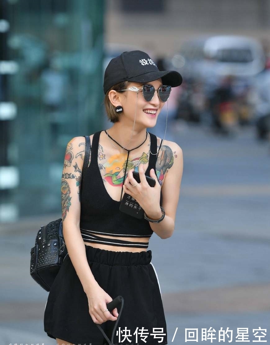 路人街拍,纹身和狗,一看就很“富有”