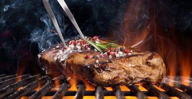 舌尖|舌尖上的美味、湘菜经典——叉烧酥方,色泽红亮、酥脆鲜香扑面来