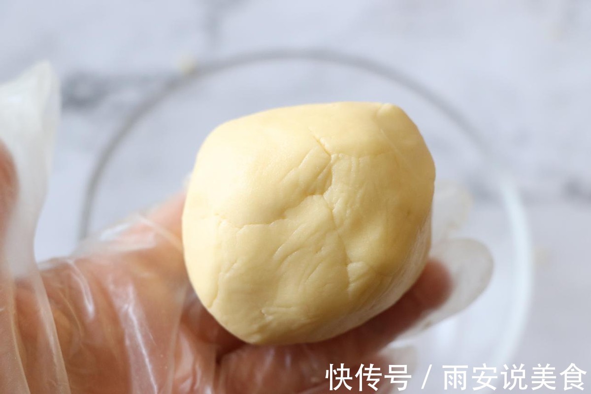 家庭版的老婆饼做法简单,果味十足,香气浓郁