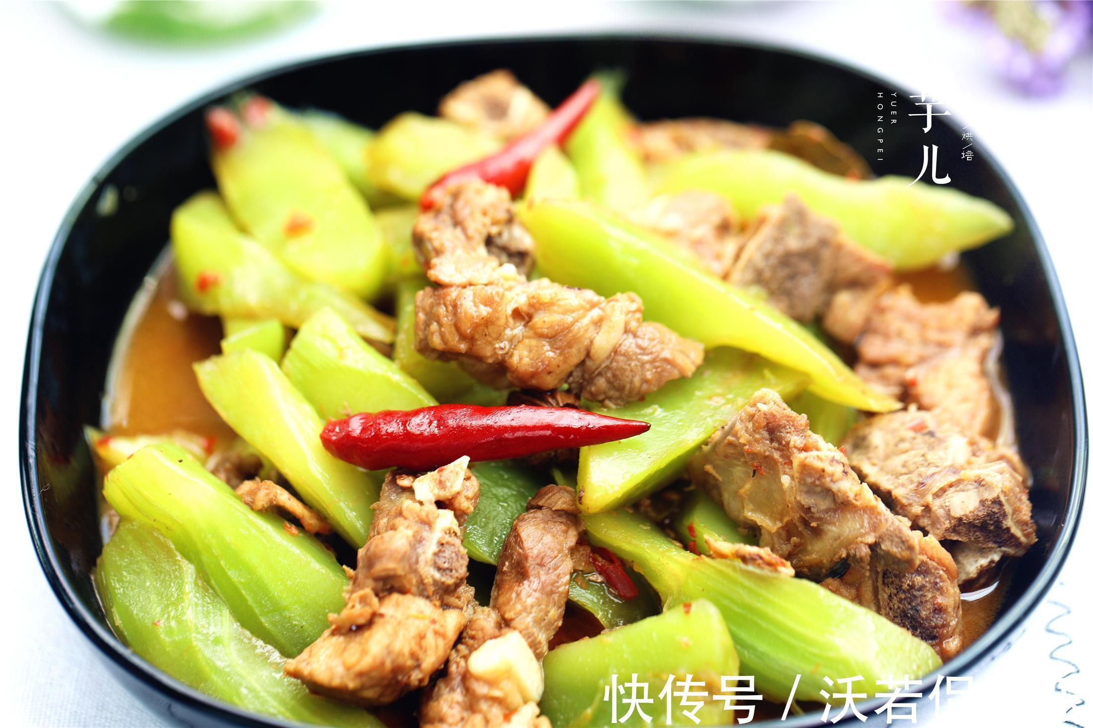 青笋烧排骨,做法简单,上桌被疯抢,连汤也不剩,美味又下饭