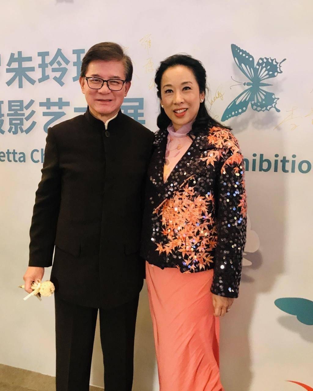 外套|朱玲玲到底是“阔太太”,白色连衣裙配黑外套简约高级,清爽利落