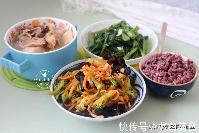 一日三餐|妈妈厨艺真不错，2菜1汤的午餐，搭配好有食欲，2碗米饭下肚