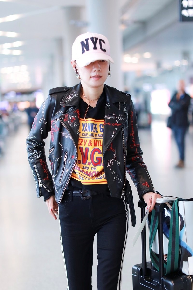 马伊琍|马伊琍才是辣妈圈顶流，穿黑色皮衣搭配紧身裤，高级时髦又个性