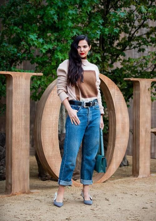  年轻|女人过了40别老穿纯色的，毛衣上添点花纹更个性，看着年轻了不少