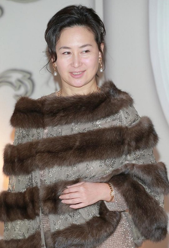 何超琼衣服品味真好!穿一件皮草披肩搭配连衣裙,秒变“贵妇”