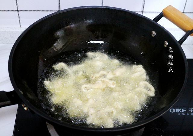 不用腌制,10分钟就做好的糖醋肉,冷了都好吃~