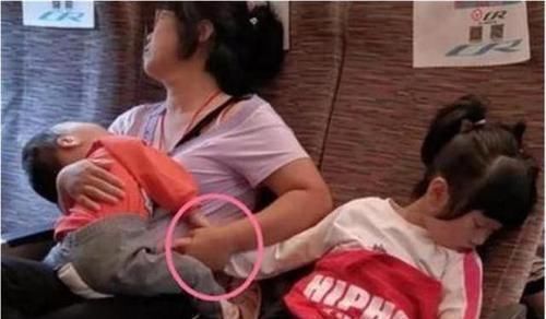 妈妈们|高铁上,母亲“紧拽”俩娃照片被疯传,为母则刚,实在让人感动