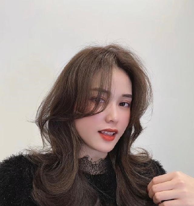 卷发 别被发型毁了造型,看起来充满了“大妈感”,换发型推荐这几种