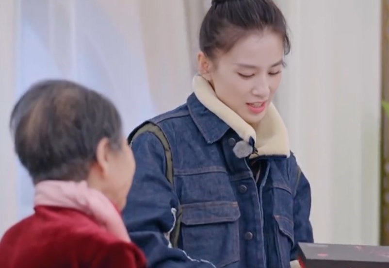 黃圣依婆婆拿98元柏木梳送兒媳,嫌?xùn)|西太便宜閉眼害羞拿不出手