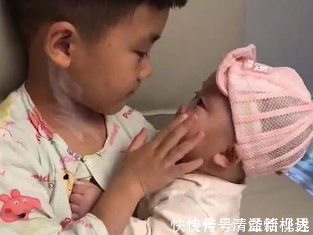 哥哥|妹妹被妈妈教训后,一脸委屈地窝在哥哥怀里,兄妹俩看着太有爱了