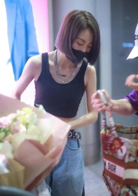 时尚性感美女,紧身衣搭配牛仔裤,让人一眼忘不掉