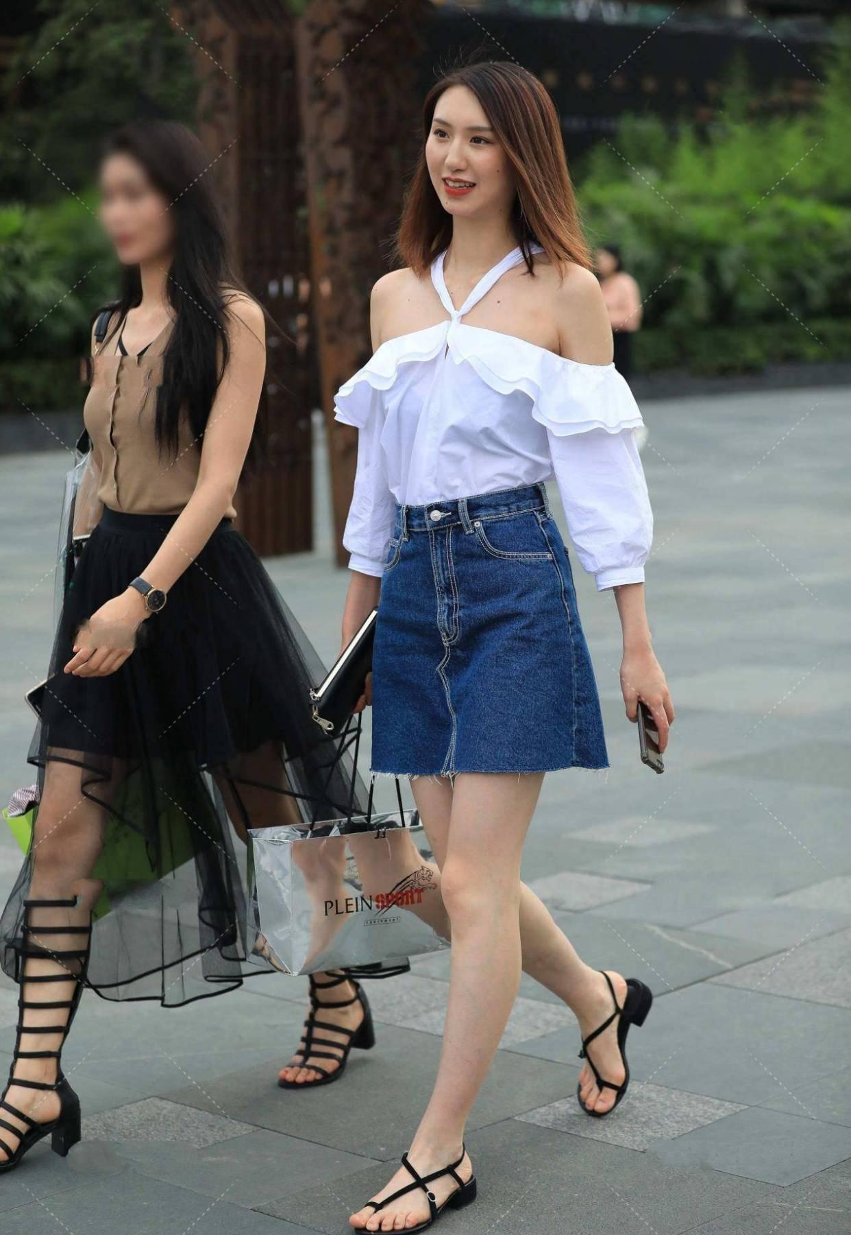 一字|街拍美女:一字肩搭配短款A字裙,既显腰身,又显自信的青春感