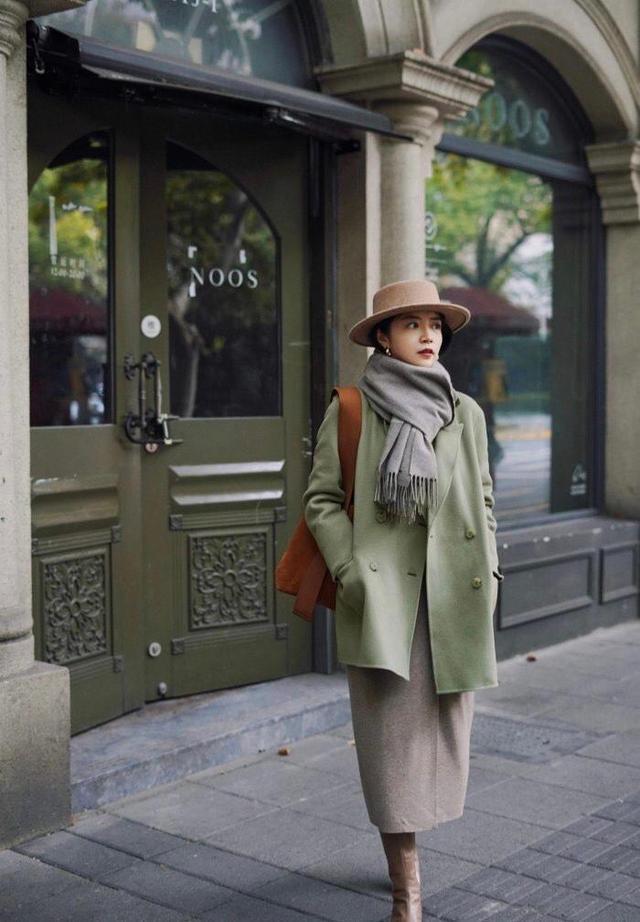 搭配|秋冬穿搭还是选择长款大衣,搭浅灰色的宽松长裙,更显优雅淑女范
