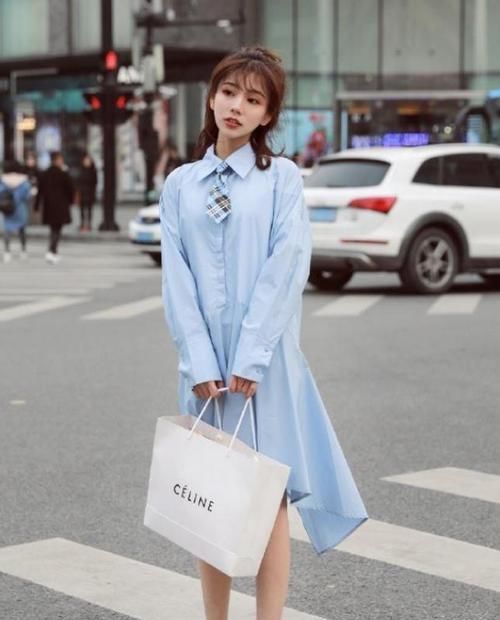 搭配|街拍小姐姐一件修身的体恤搭配一条百褶短裙,青春又时髦
