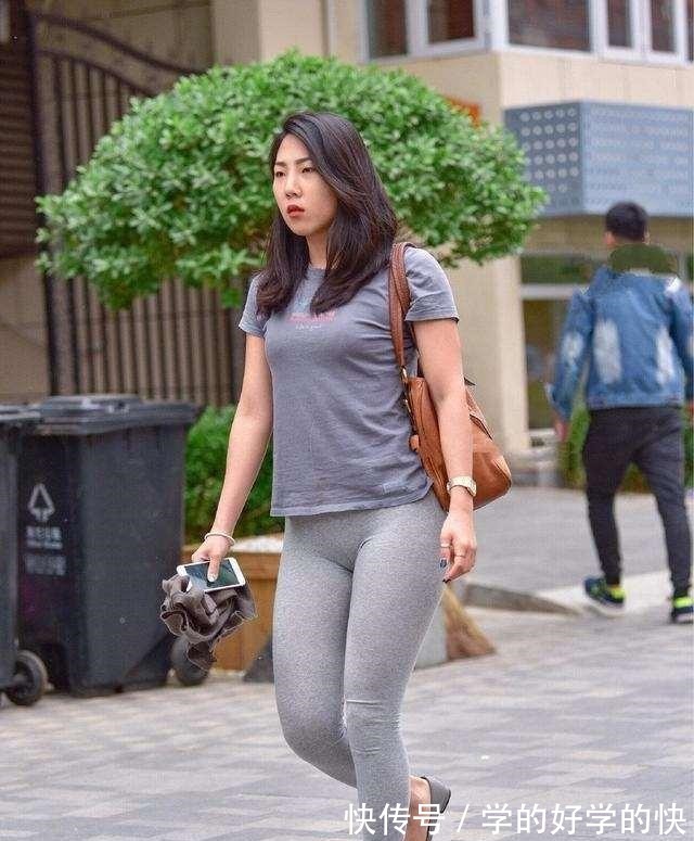 纯色 黑色紧身短靴搭配黑色打底看,大胆搭配,走出不一样的风格!