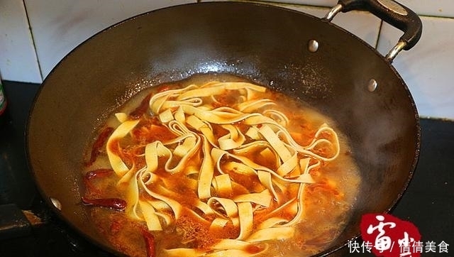 好吃|干豆腐别再凉拌了，按张亮的做法，上桌就被清盘，真好吃
