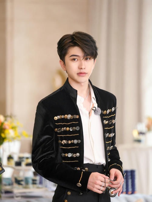 张含韵扑向蔡徐坤怀里，他的下意识举动难度太高，避嫌避出新高度