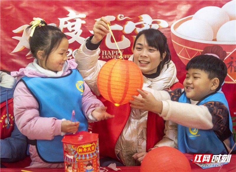 小朋友|组图丨包汤圆扎花灯 小朋友欢喜迎元宵