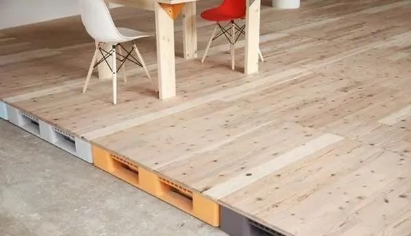 功能区|邻居家不铺瓷砖，直接用塑料托盘铺木地板，24小时就能铺完全屋