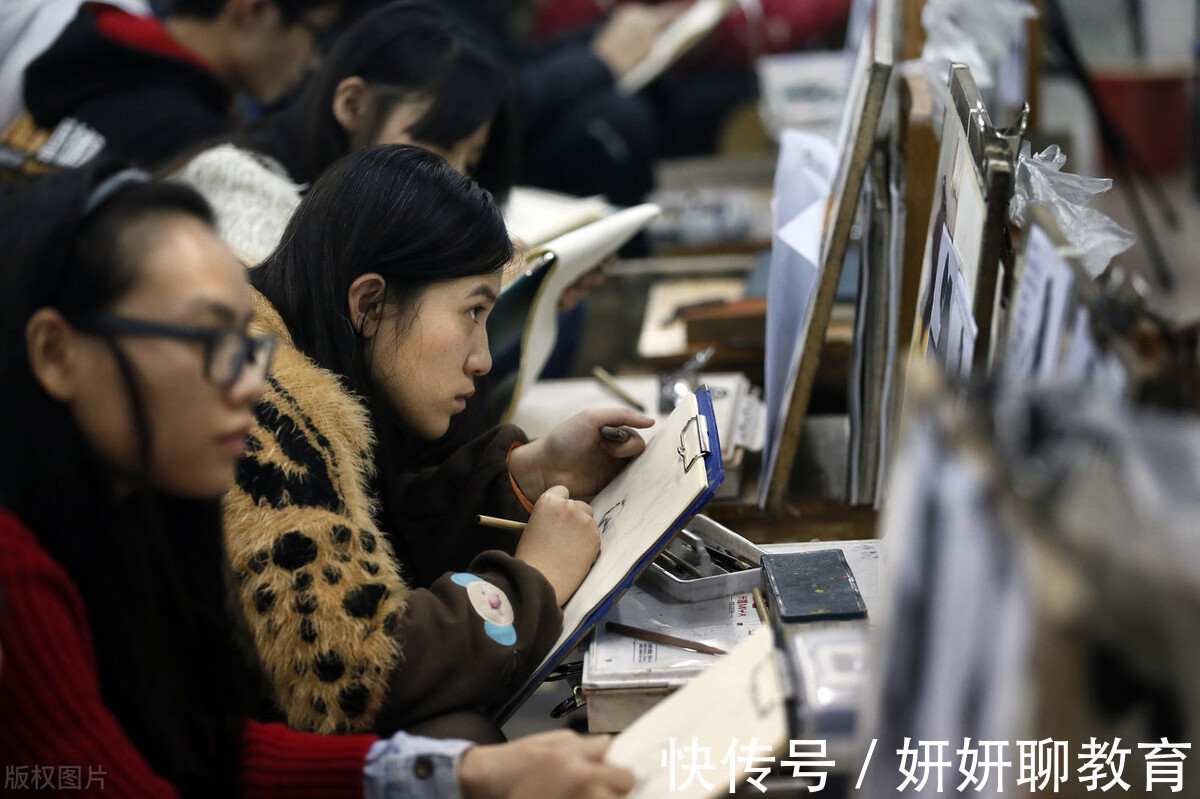 美术生&美术老师上课很尴尬,没收的手机是学生画的,网友:实力堪比老师