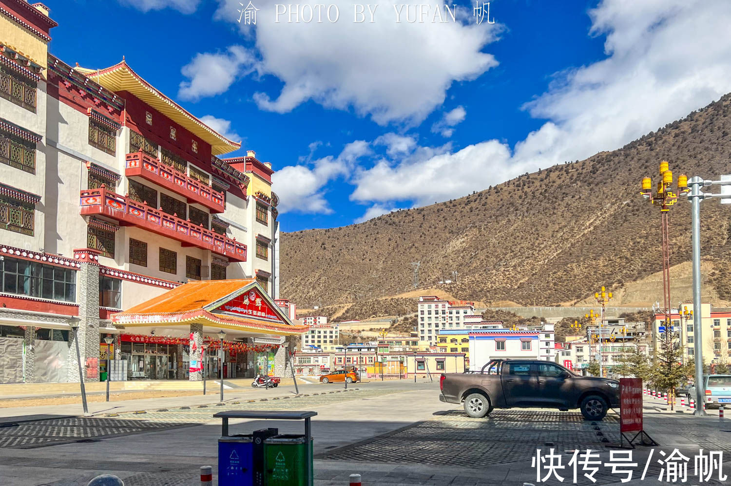 西藏|西藏一座雪山环绕的盆地小城，面积超5个深圳，街道上却空无一人