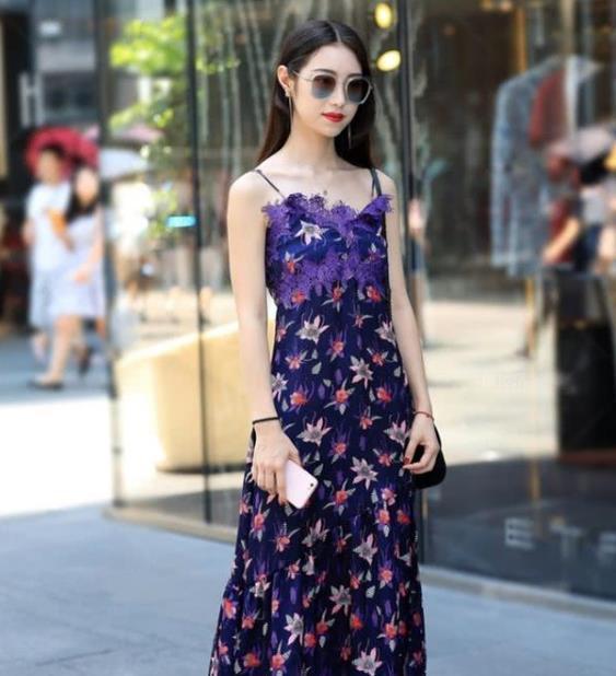 街拍:靓女如云的美女,一件黑色背心配黑色休闲裤,青春活力风范